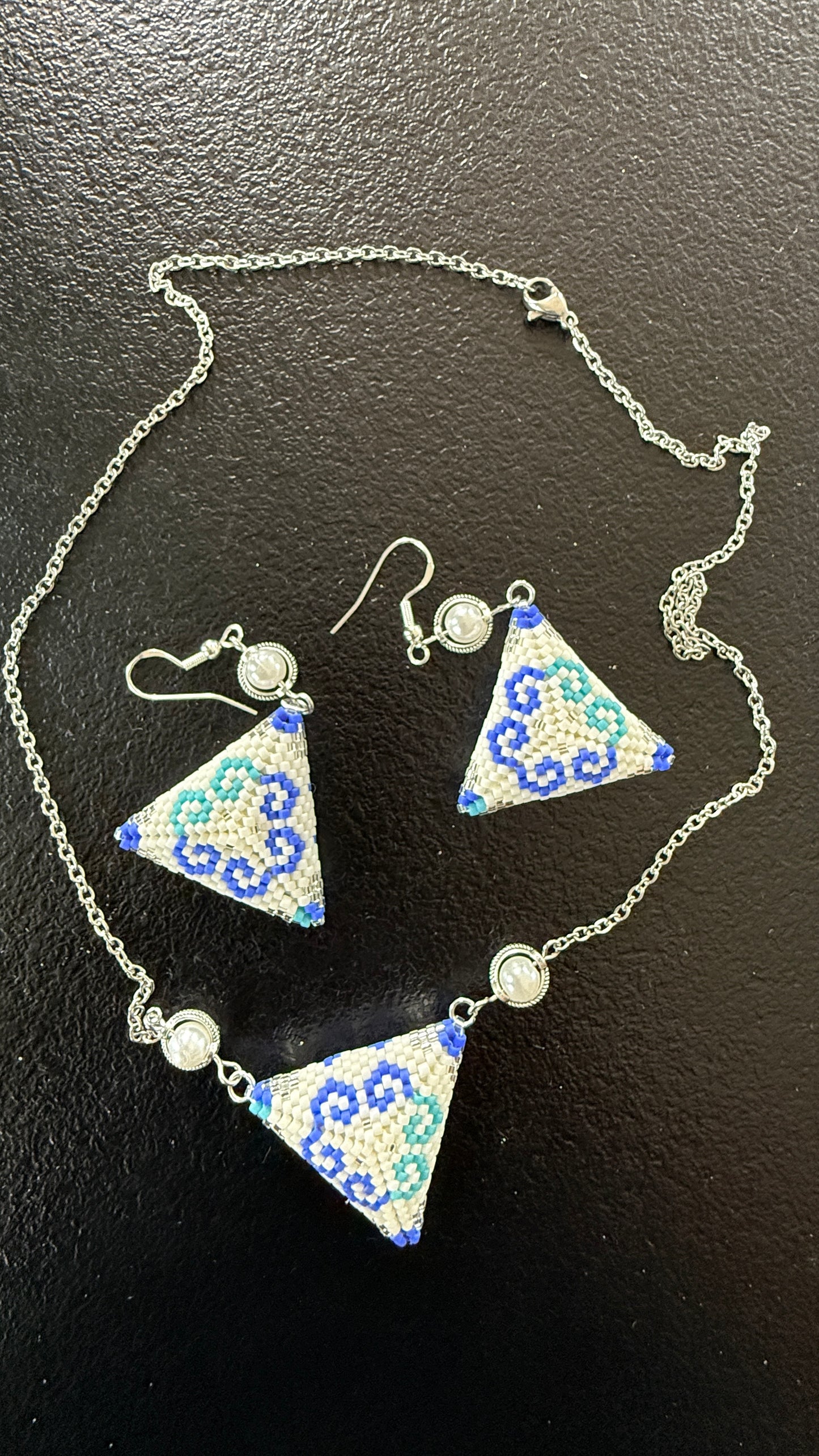 Santorini - Parure bijoux triangle perles tissées – Collier et boucles d’oreilles acier inoxydable inspiration Grèce