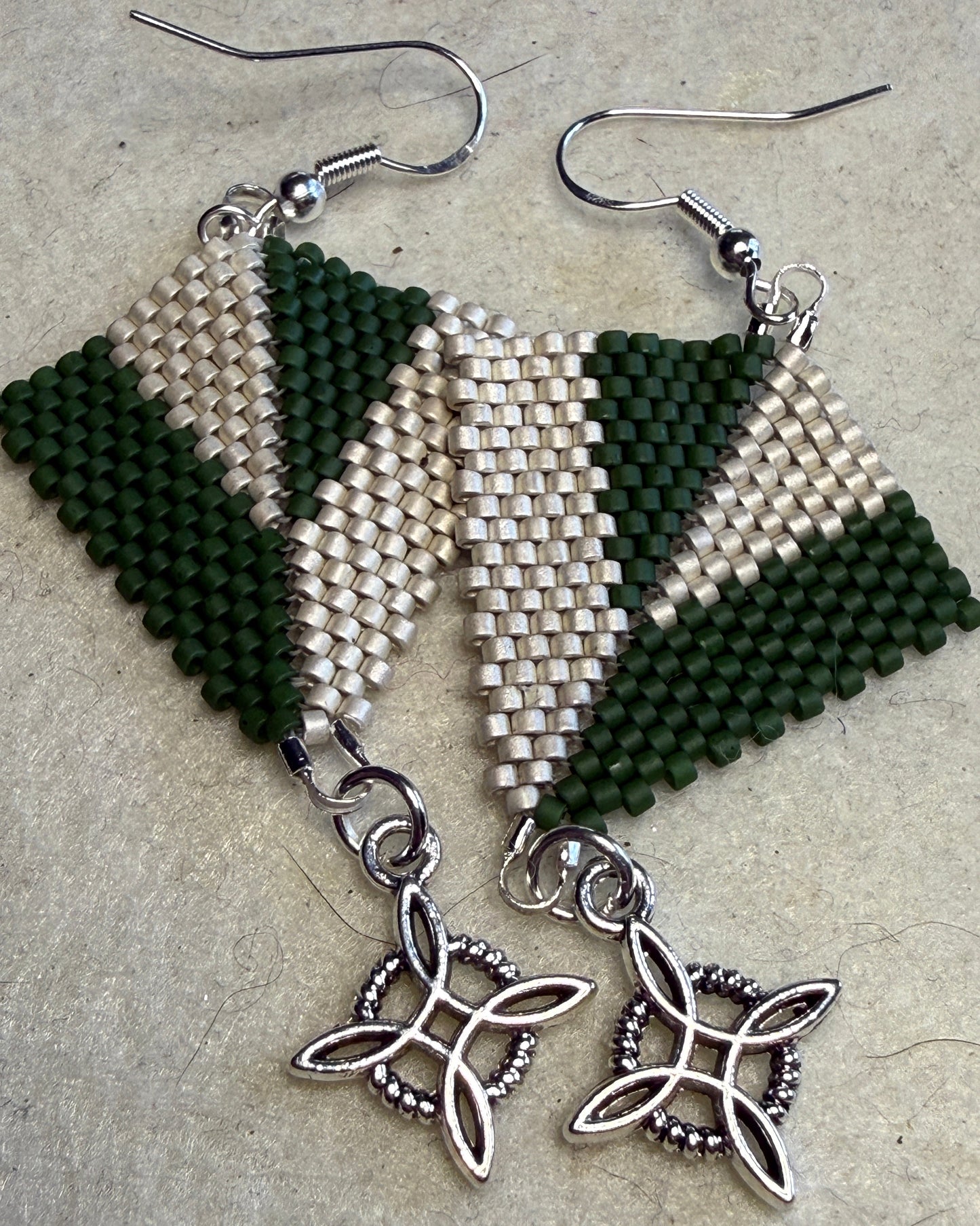 Boucles d’oreilles Nœud de Sorcière Écossais – Perles Miyuki Vert Jade et argent Stirling