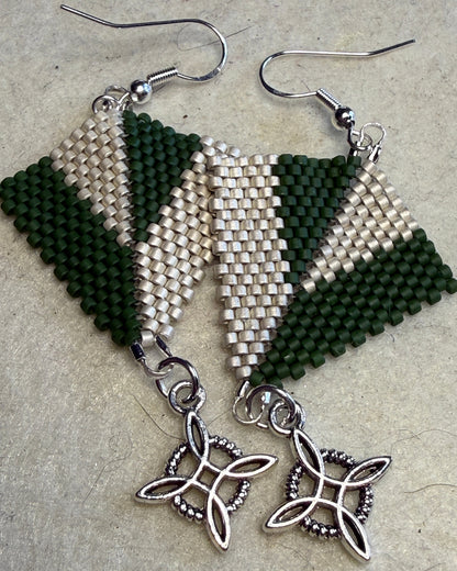 Boucles d’oreilles Nœud de Sorcière Écossais – Perles Miyuki Vert Jade et argent Stirling