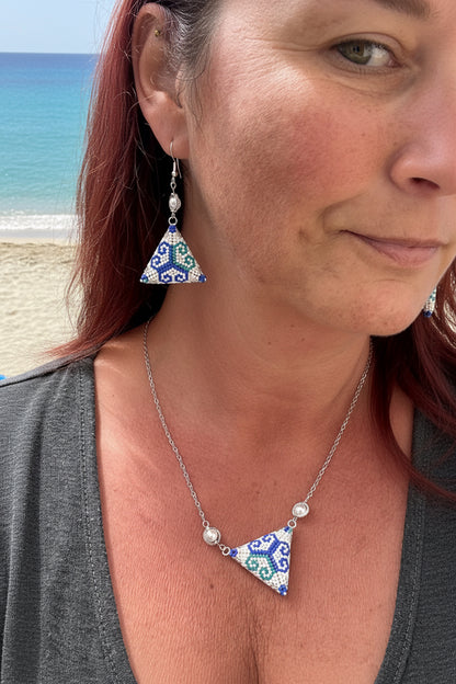 Santorini - Parure bijoux triangle perles tissées – Collier et boucles d’oreilles acier inoxydable inspiration Grèce