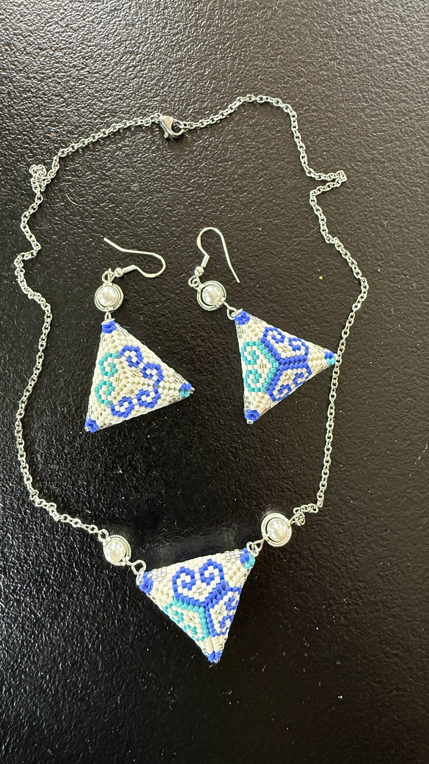Santorini - Parure bijoux triangle perles tissées – Collier et boucles d’oreilles acier inoxydable inspiration Grèce