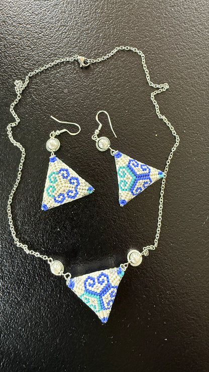 Santorini - Parure bijoux triangle perles tissées – Collier et boucles d’oreilles acier inoxydable inspiration Grèce