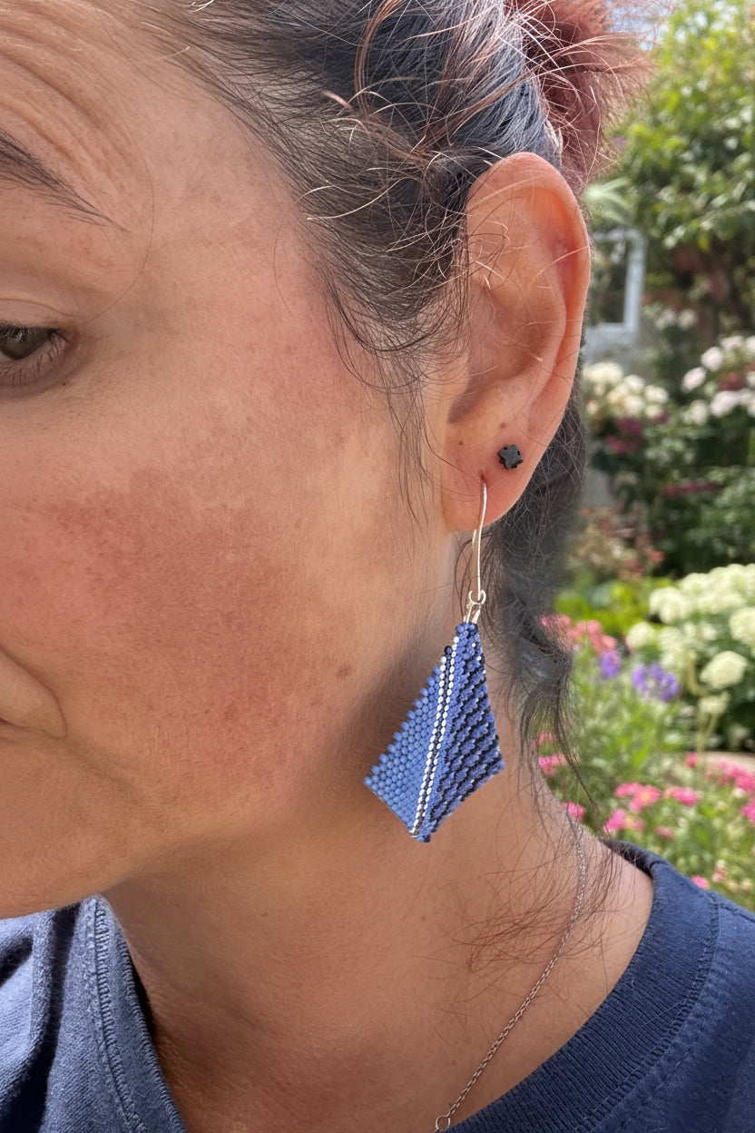 Blue Mirage -Boucles d’Oreilles Bleues Tissées Main – Perles Miyuki & Argent Sterling – Fabrication Française